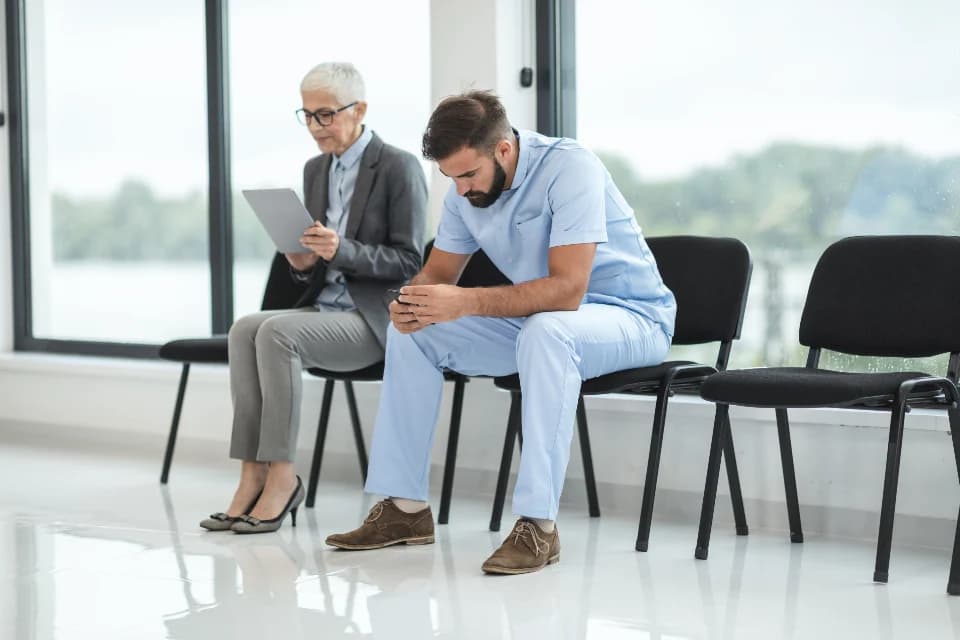 Görüşme alanında oturan danışan ve klinik ekibi
